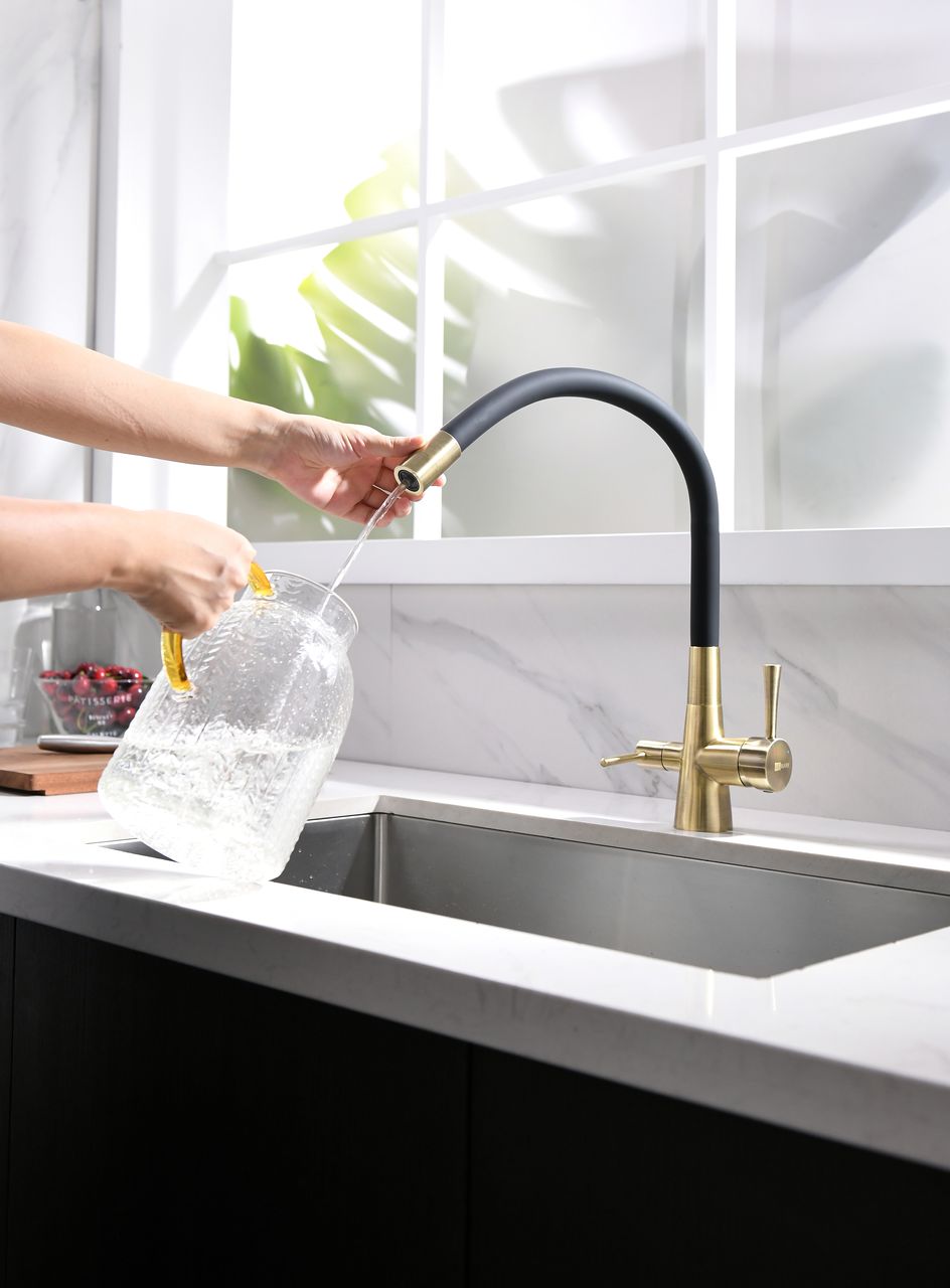 Смеситель Lemark Comfort LM3075B для кухни, гибкий излив, подключение к фильтру, бронза