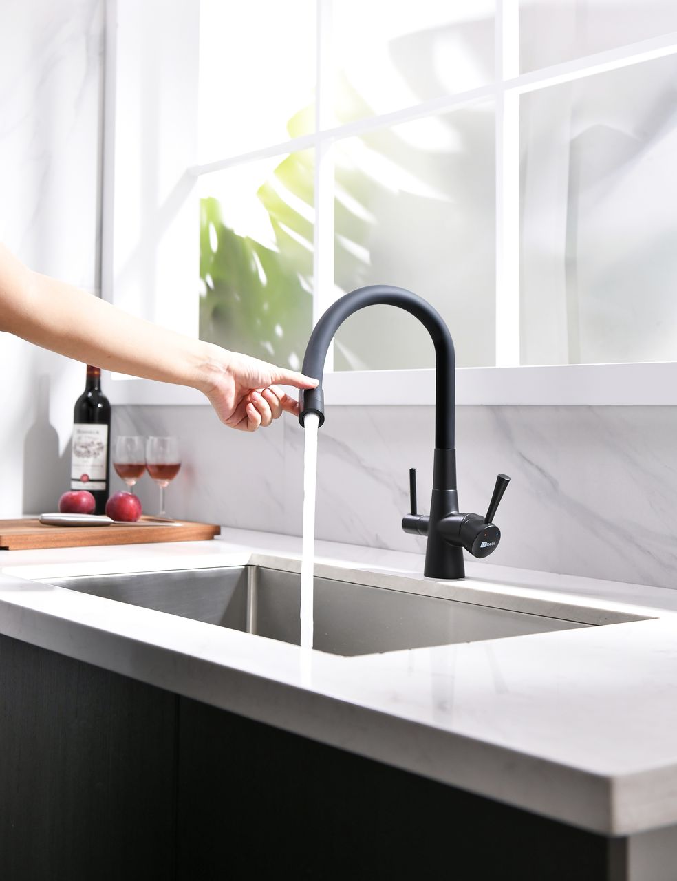 Смеситель Lemark Comfort LM3075BL для кухни, гибкий излив, подключение к фильтру, черный