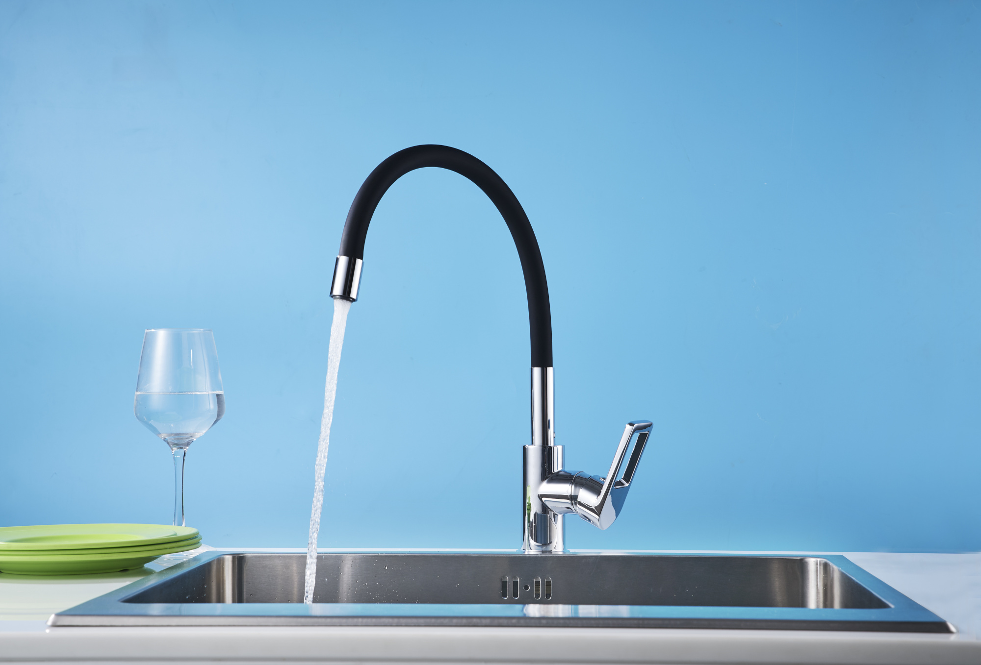 Смеситель Rossinka Z35-35U-Black для кухни с гибким цветным изливом, хром